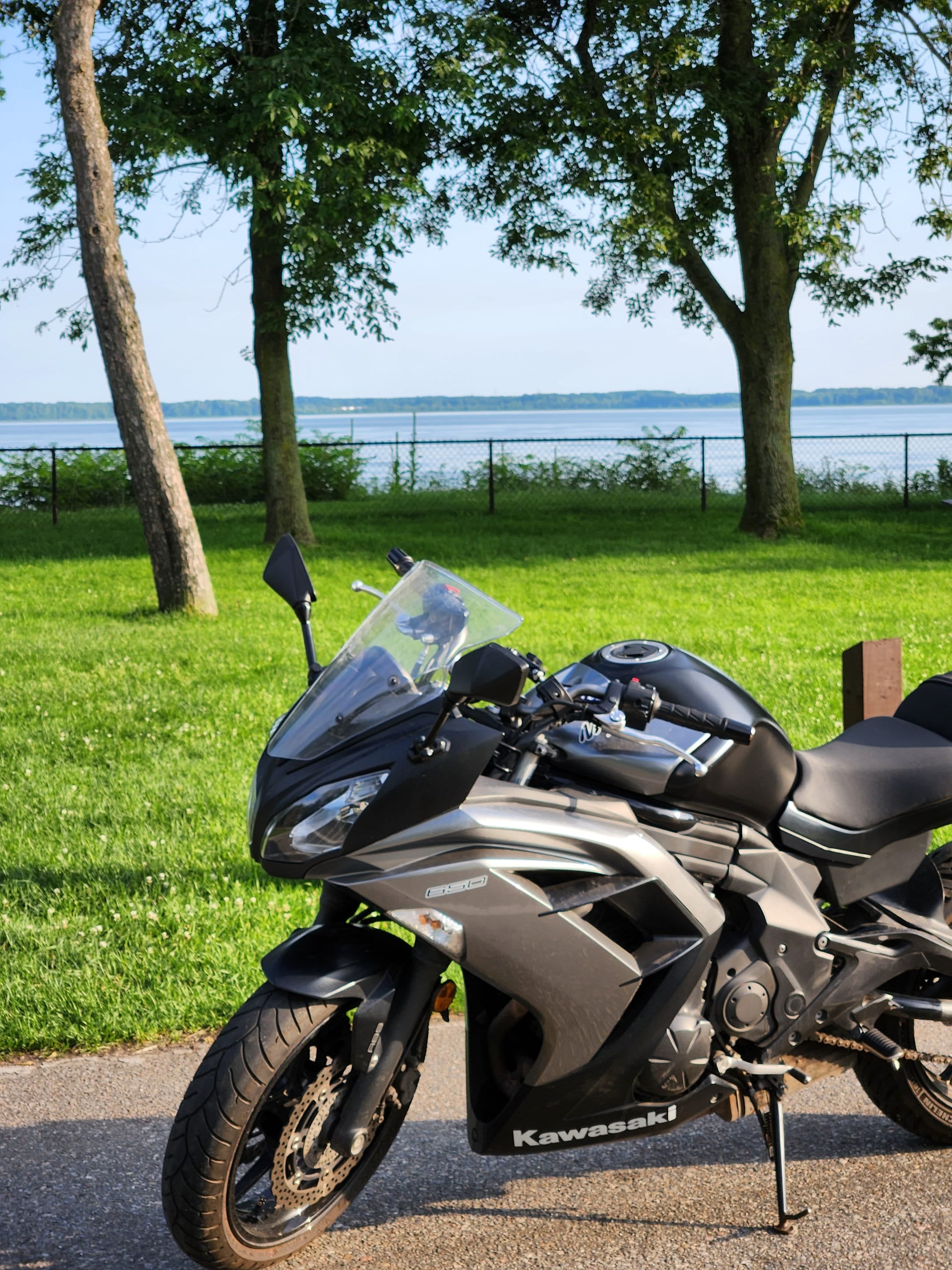 Balade en moto, bord du fleuve
