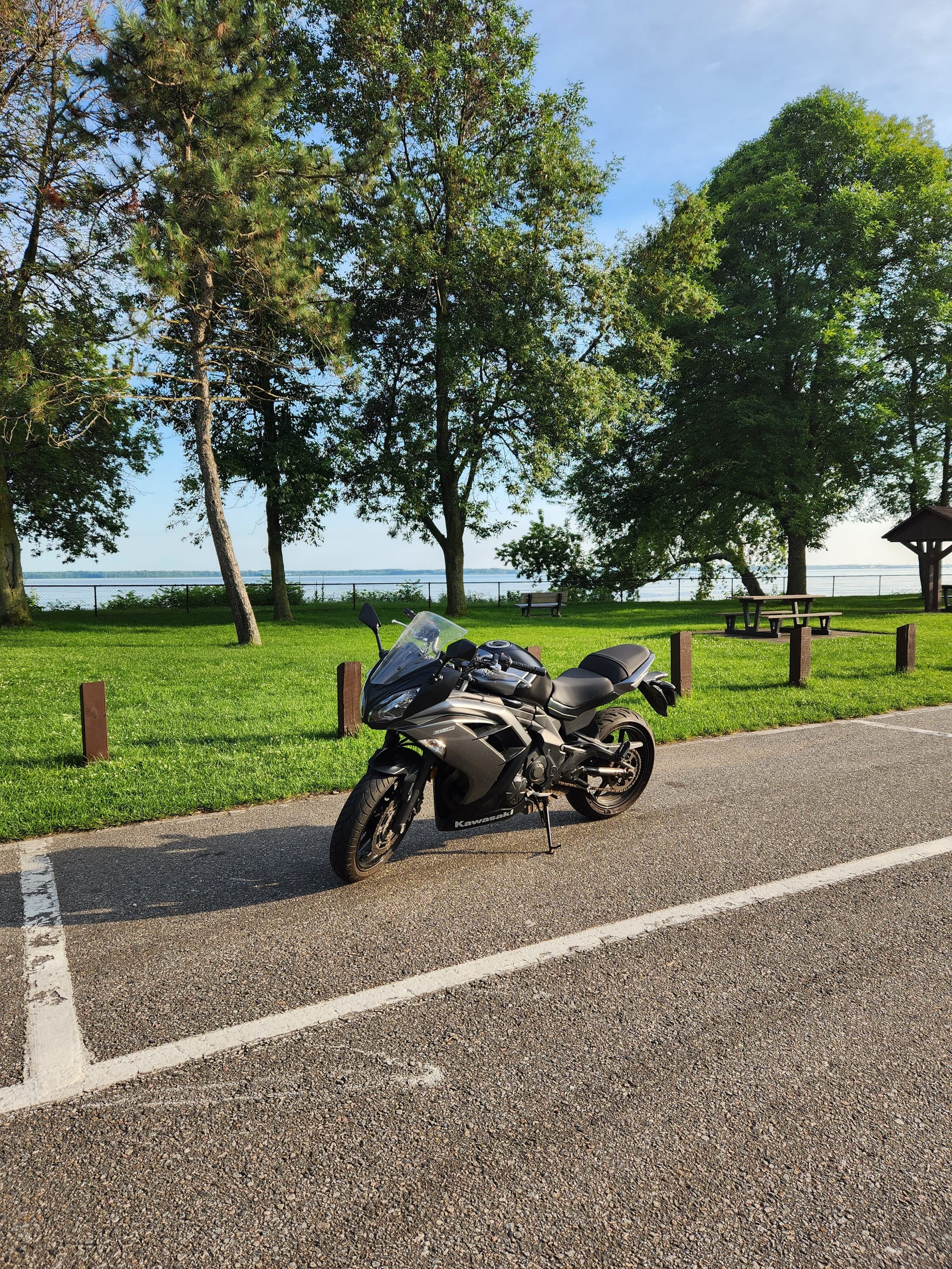 Balade en moto, bord du fleuve