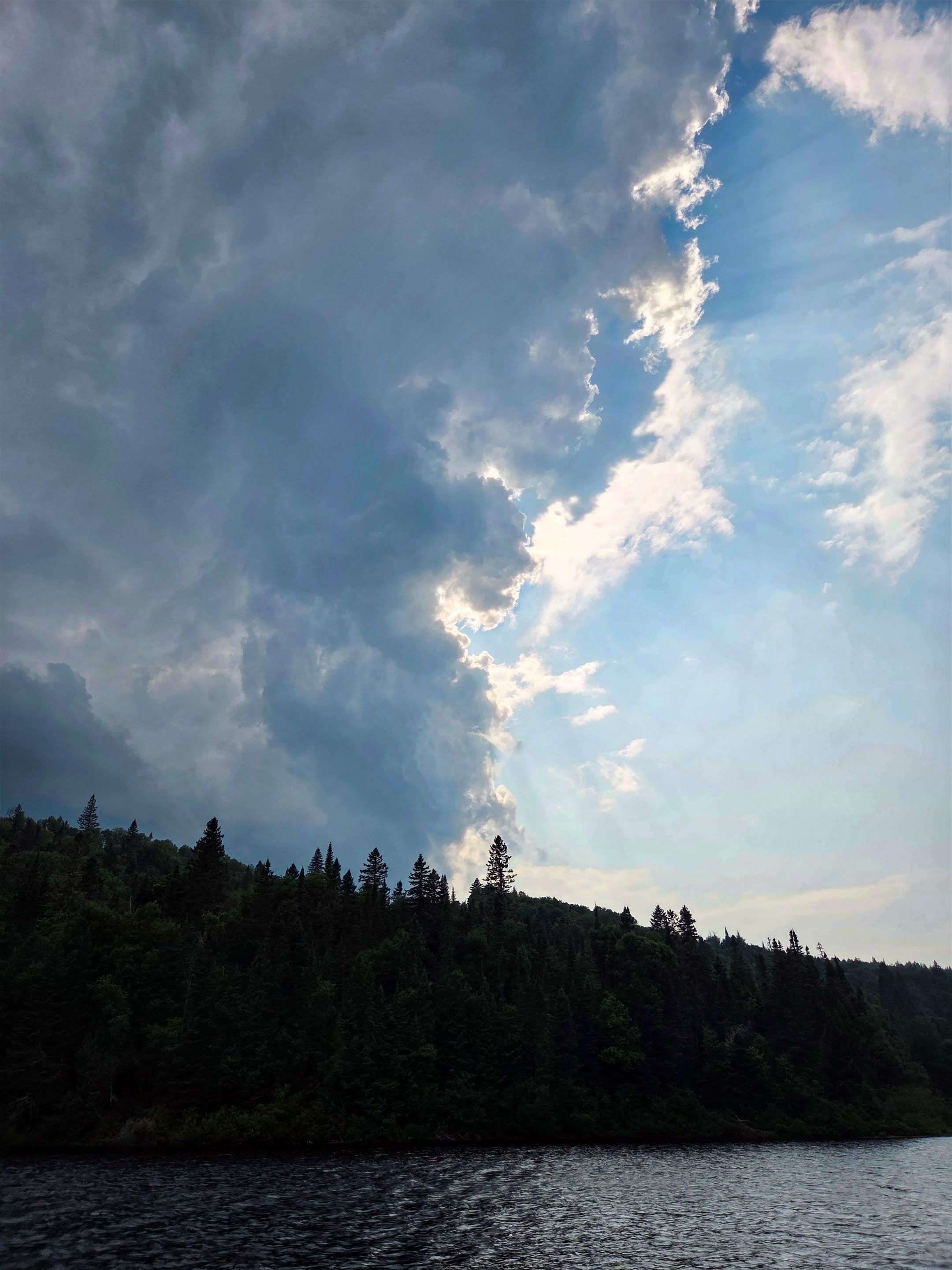 Les nuages et le lac