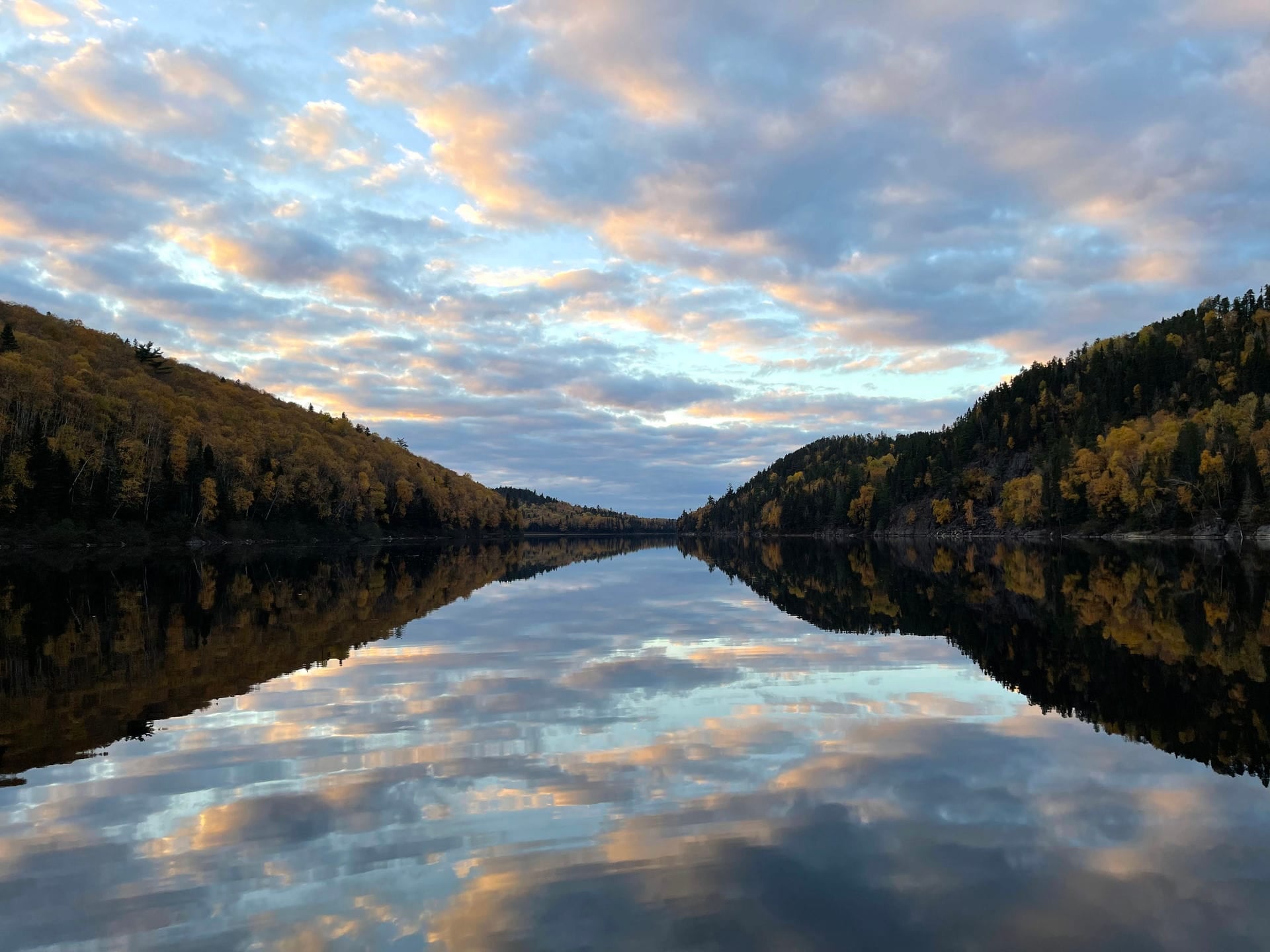 Le lac et la forêt d'automne